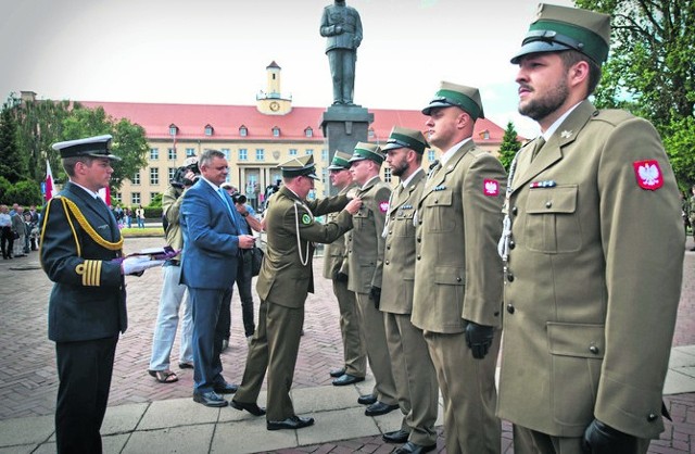 Prezydent Piotr Jedliński i dowódca garnizonu płk Mariusz Janikowski gratulowali najlepszym żołnierzom wyjątkowej postawy