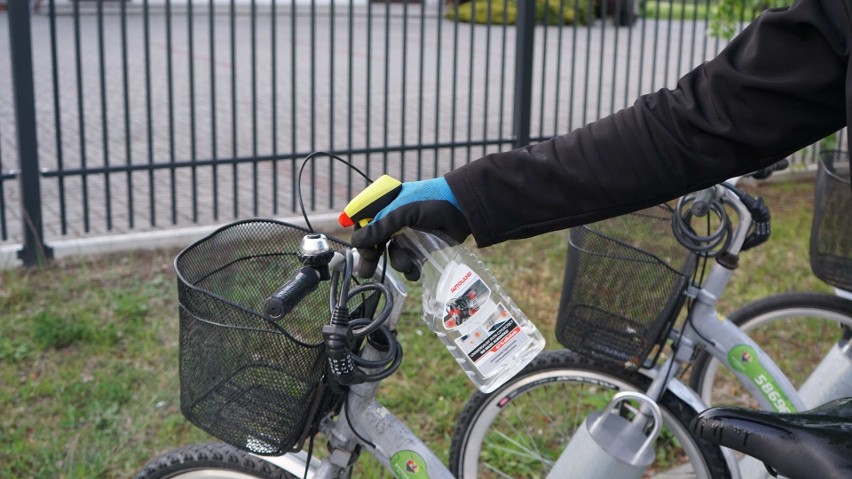 Dezynfekcja rowerów miejskich Nextbike w Katowicach....