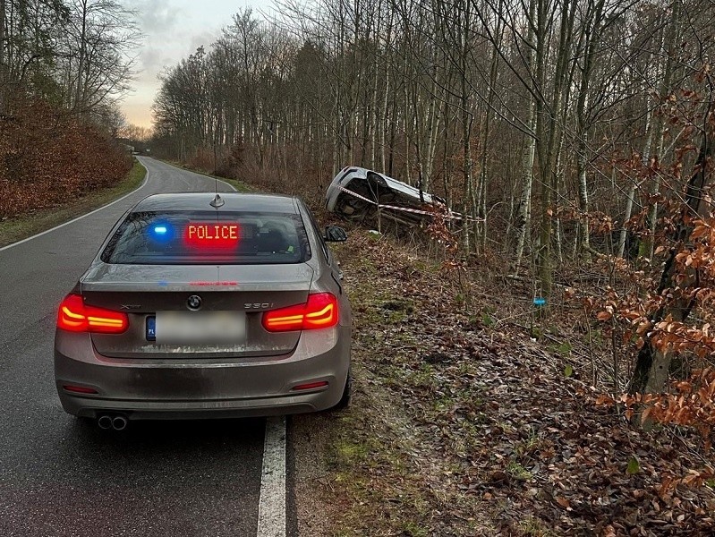 Kierujący renault z niewyjaśnionych jeszcze przyczyn stracił...