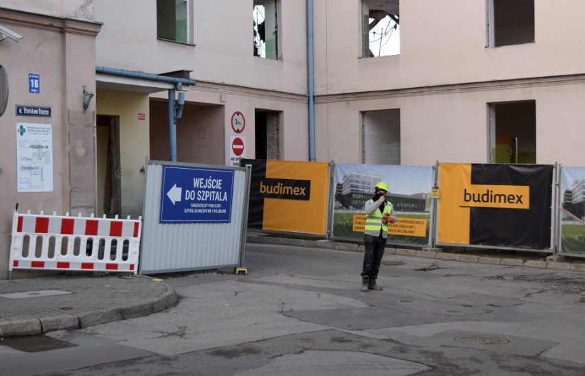 Operacja wyburzania na ul. Staszica. Za dwa lata staną nowe budynki szpitalne. Zobacz zdjęcia