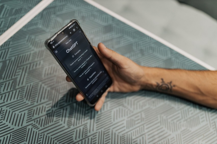 OpenAI wydało aplikację mobilną ChatGPT na iPhone'y. Wkrótce...
