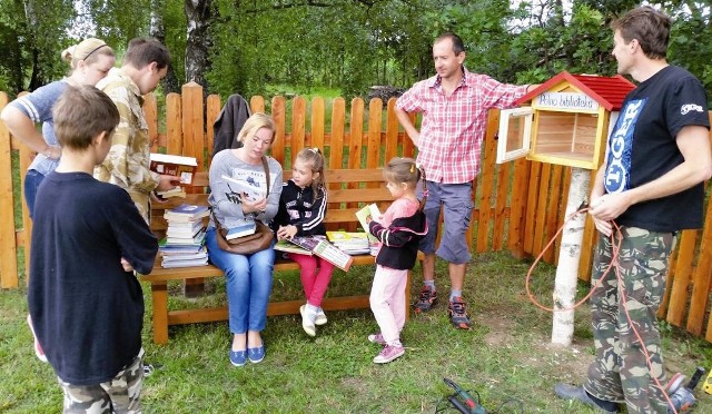 Otwarcie polnych biblioteczek. Mieszkańcom Węgorzynka należą się brawa za pomysł. To dobry sposób na integrację lokalnej społeczności.