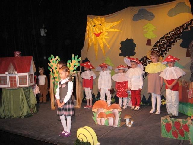 Na scenie dzieci z przedszkola numer 8 w Radomiu z bajką "Jaś i Małgosia&#8221; 
