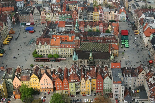 Dlaczego Rynek we Wrocławiu jest krzywy? Trudno o jasną odpowiedź na to pytanie. Czy to pomyłka architektów lub błąd budowlańców? Przeczytaj na kolejnych slajdach >>>