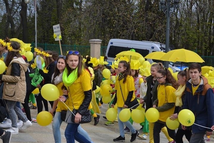 Uczestnicy ubrani byli w kolorowe elementy. Dominowały...