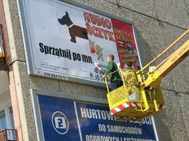 W centralnym punkcie miasta umieszczono bilbord, który ma przekonywać mieszkańców do sprzątania po psach.