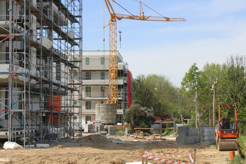 Budowa apartamentów "Nowe Borki" nad zalewem w Radomiu. Zobacz, jak wygląda postęp prac