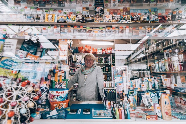 - Na targ przychodzą głównie seniorzy. Zarobki? Na życie wystarczy. To też kwestia tego, jakie kto ma wymagania. Bardzo szkodą nam supermarkety. Widzę też efekty zakazu handlu w niedzielę. Jakie? Mniej klientów w poniedziałek - mówi Izabela, na targu przy ul. Krańcowej od 20 lat.