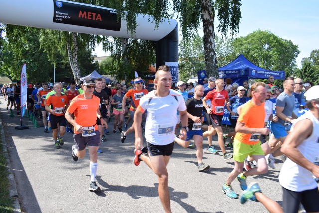 IV bieg "Usteckiej Krówki" w ramach Grand Prix Ustki. Zapraszamy do galerii zdjęć. Marsz Nordic Walking:Klasyfikacje medalowe:I miejsce: Sławomir KocońII miejsce: Edward SzudarskiIII miejsce: Marek SzudarskiBieg na 5 km, mężczyźni:I miejsce: Aleksander NurkowskiII miejsce: Ireneusz PanekIII miejsce: Jacek KargulBieg na 5 km, kobiety:I miejsce: Patrycja KozinaII miejsce: Katarzyna PerlikIII miejsce: Mariola MinkoBieg na 10 km, mężczyźni:I miejsce: Piotr DrwalII miejsce: Mariusz BorychowskiIII miejsce: Krzysztof RudnikBieg na 10 km, kobiety:I miejsce: Lucyna Kuklińska-NurkowskaII miejsce: Anna MudźIII miejsce: Karolina Wybraniec