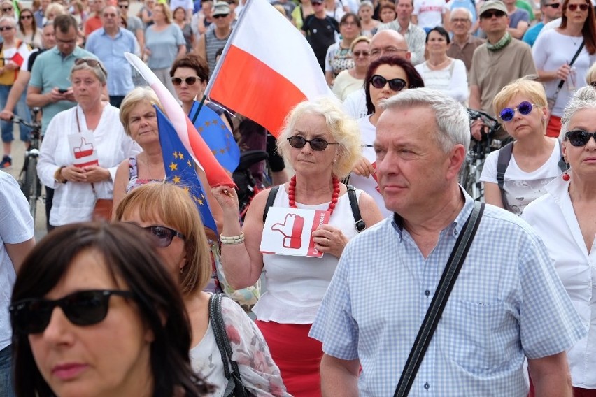 Manifestacja na placu Wolności - 4 czerwca 2016