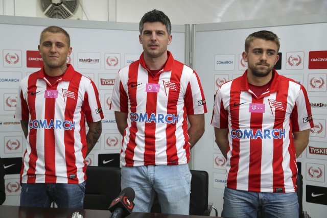 Od lewej: Deniss Rakels, Tomislav Mikulić i Marcel Wawrzynkiewicz trafili do „Pasów” zimą