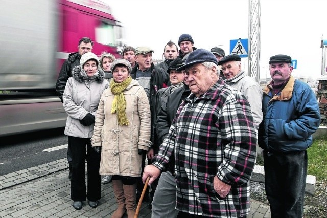 Mieszkańcy Kraczkowej nie chcą dłużej drżeć o swoje życie. Domagają się poprawy bezpieczeństwa na drodze.