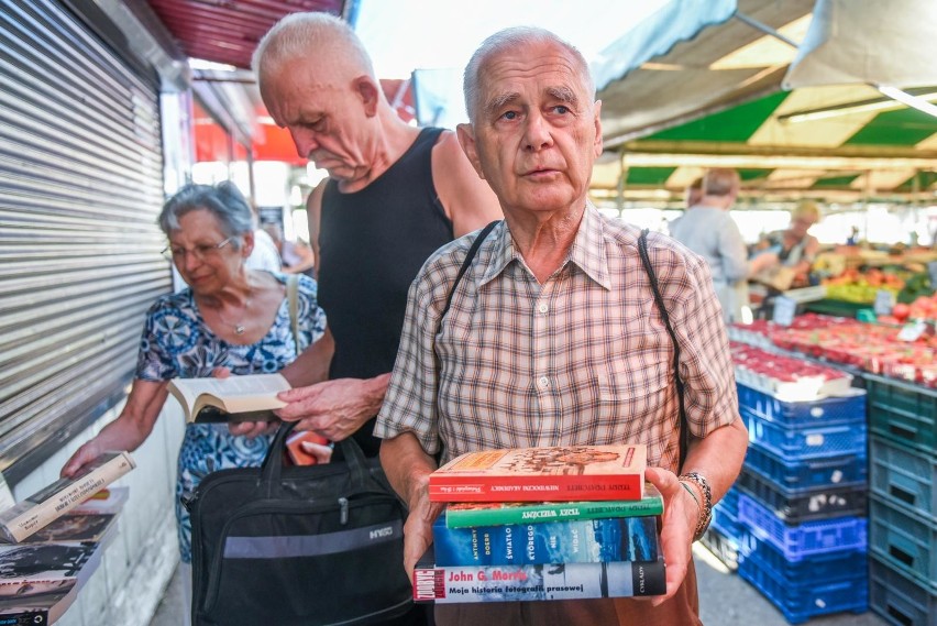 Poznań: Koniec aukcji książek dla pana Zenona. Poznaniacy...