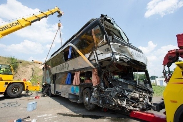 Polski autobus, którego kierowcami był Polak oraz obywatel Ukrainy, uderzył w tył ukraińskiego autokaru, przebijając barierkę zjechał na lewy pas ruchu i zderzył się czołowo z nadjeżdżającym z przeciwnego kierunku polskim minibusem