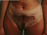 Bielizna z nadrukiem anatomii kobiecego ciała [WIDEO]