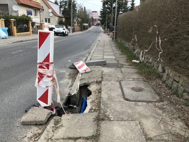 "Chodnik przy ul. Żółkiewskiego - jest tam duże zapadlisko, uszkodzenie powstało podczas remontu ul. Zygmunta Augusta. Upłynęło już tyle miesięcy, a o zapadlisku Miasto zapomniało" - twierdzi Czytelnik.