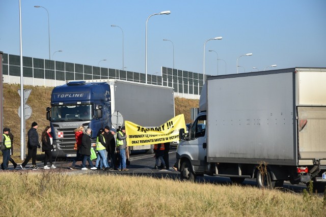 Mieszkańcy Wierzchosławic, Łętowic i Bogumiłowic od lat domagają się działań w kierunku budowy obwodnicy, która wyprowadzi uciążliwy ruch samochodowy z centrum ich miejscowości. Kilka la temu zablokowali DW 975, aby zwrócić uwagę na narastający problem