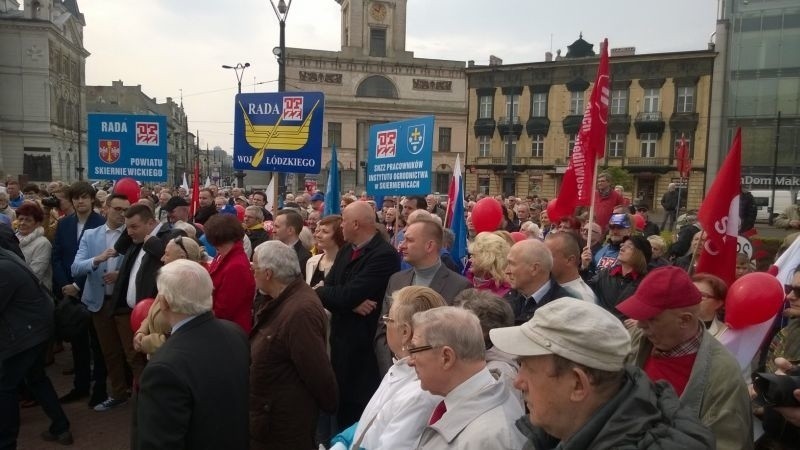 Obchody 1 Maja w Łodzi. Skromny pochód, kiełbasa za darmo i piwo po 5 zł [zdjęcia]