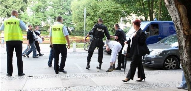 Wielka akcja antynarkotykowa! Ostrołęccy policjanci zatrzymali 12 osób!