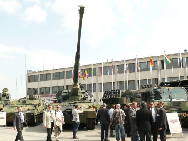 Sprzęt wojskowy z HSW, w tym armatohaubica krab na podwoziu gąsienicowym podczas prezentacji na targach.