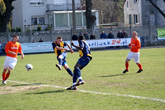 Piłkarze Pogoni Barlinek (w ciemnych strojach), dominowali na boisku i wygrali mecz zasłużenie.