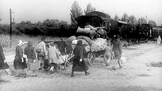 Muzeum Górnośląskie: Wystawa, która pokazałaby różne fazy osadnictwa na tym terenie, w tym migracje, wynikające z nowego ładu w Europie po II wojnie światowej, zapowiada się ciekawie i bez wątpienie podgrzeje emocje na Śląsku. A Bytom jest dobrym miejsce dla tej historii. W 1945 roku, decyzją Wielkiej Trójki, stąd zostali wysiedleni Niemcy. Ich miejsce zajęli Polacy wypędzeni z Kresów.CZYTAJ WIĘCEJ KOMENTARZY:PANCZYK, WOŹNICZKA, BREHMER, SKALSKA I KULAS O POMYŚLE MUZEUM WYPĘDZONYCH