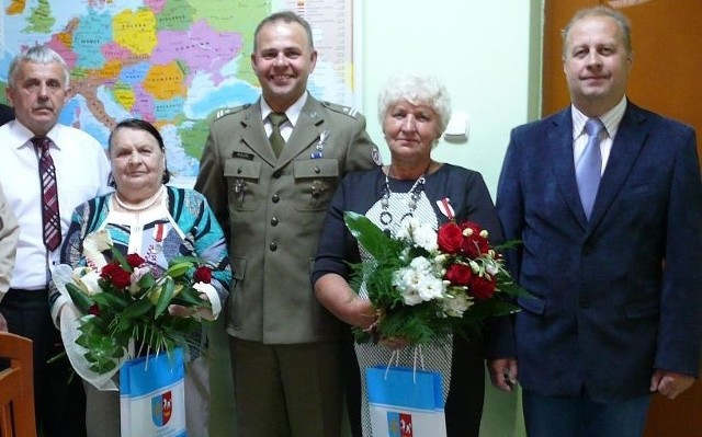 Matki żołnierzy z gminy Krasocin i Włoszczowa odznaczono złotym i srebrnym medalem za zasługi dla obronności kraju