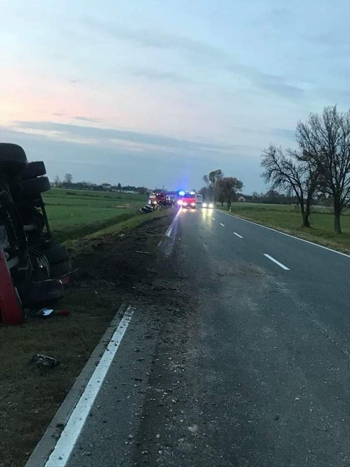 Wypadek w Gniazdowie 21.10.2021. Zderzenie osobówki z samochodem ciężarowym z naczepą na DW677. Zdjęcia