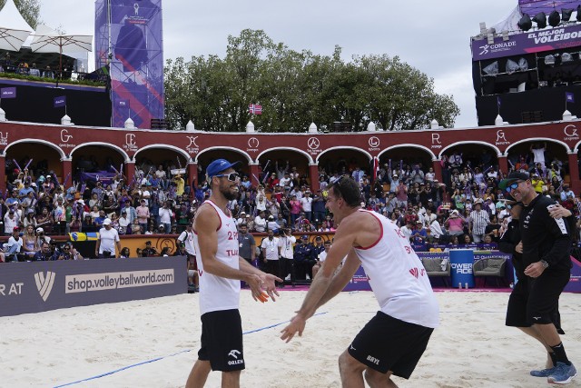 Porażka i awans polskich siatkarzy plażowych do 1/8 finału w Dausze