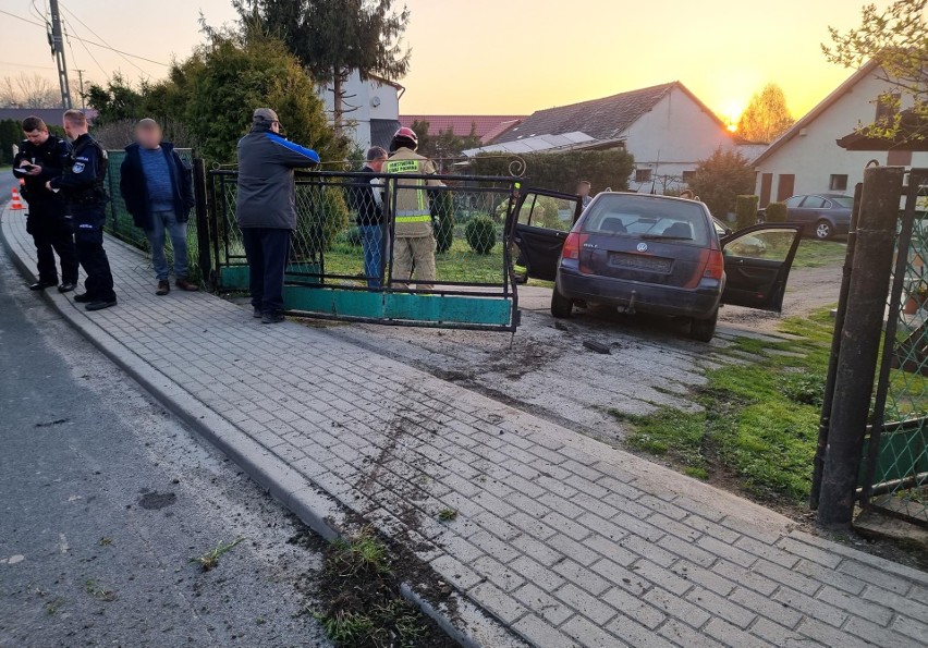 Wypadek w Bolestraszycach. Kierowca VW golfa uderzył w bramę posesji i w dwa samochody [ZDJĘCIA]