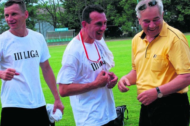 Po awansie do III ligi piłkarze Piasta otrzymali z rąk wójta Romana Kałamarza (z prawej) pamiątkowe medale.