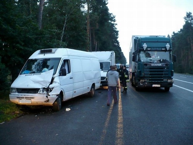 Około 6.10 ciężarówka uszkodziła dwa busy stojące na parkingu przy drodze krajowej nr 3 koło Trzebiszewa. 