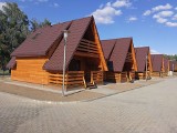 Nowe domki kampingowe w Iłży. Na "Przystani" nad zalewem można wynająć miejsca noclegowe (zdjęcia)
