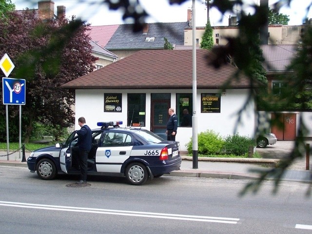 Wczoraj przez cały dzień cała oleska policja była postawiona na nogi. Do godziny 23.15, gdy oddawaliśmy gazetę do druku, bandyci nie zostali złapani.