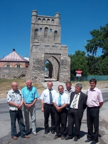 Delegacja z Łącka wraz z gospodarzami przed Bramą Krakowską w Szydłowie.
