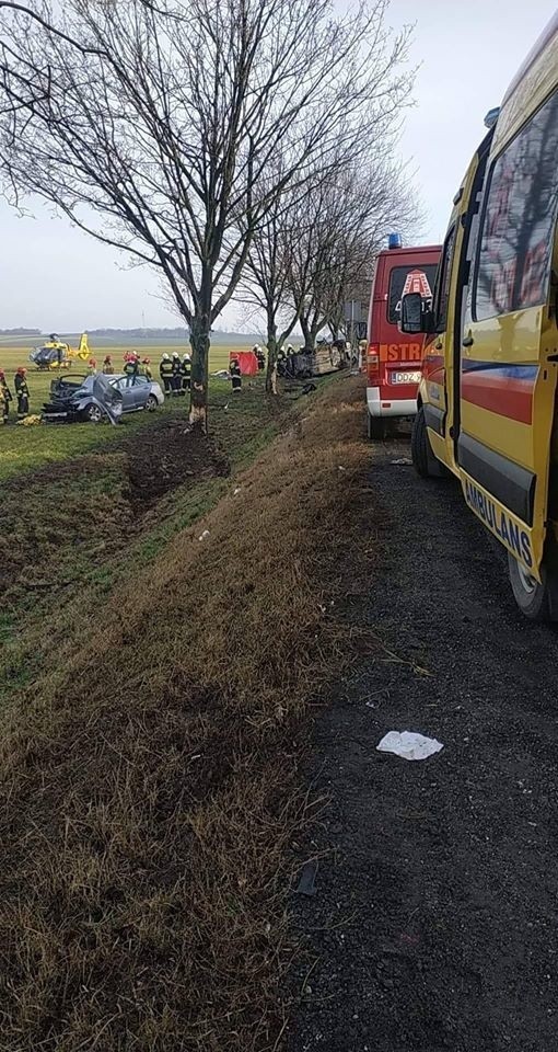 Wypadek pod Wrocławiem. Jedna osoba nie żyje, cztery są ranne. Z aut nie zostało nic