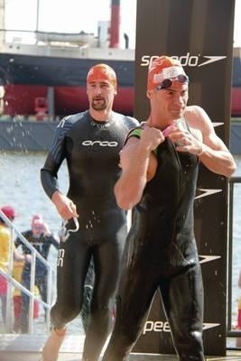 Start Tomasza Lichonia w londyńskim triathlonie. Zawodnik z Dobczyc na pierwszym planie, tuż po wyjściu z wody. Fot. Archiwum prywatne