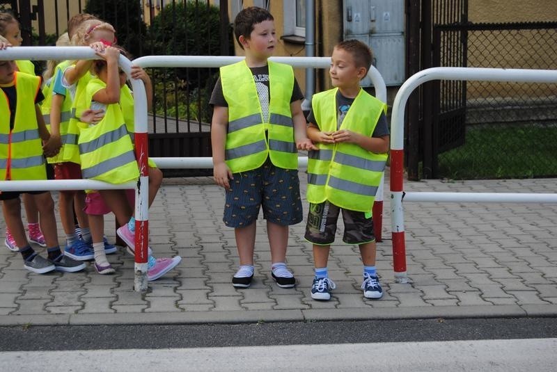 Pierwszaki z "jedynki" w Chełmku uczyły się zasad bezpiecznego zachowania na drogach