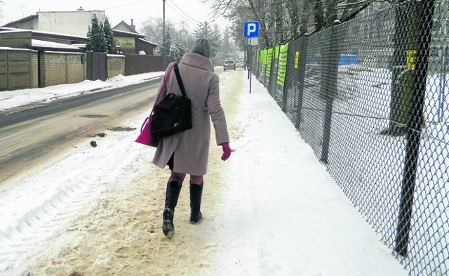 Śnieg i lód zalegają na chodnikach wielu zgierskich ulic ...