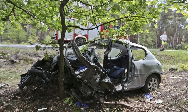 Do wypadku doszło w czwartek, 25 maja, na „trasie śmierci” z Zielonej Góry do Nowogrodu Bobrzański. Peugeot, którym jechali studenci czołowo zderzyło się z jadącą z naprzeciwka ciężarówką. Auto zostało doszczętnie zniszczone. Kierowca jest ciężko ranny.Peugeot jechał w kierunku Nowogrodu Bobrzańskiego. Na prostym odcinku drogi za Piaskami jego kierowca zaczął wyprzedzać sznur samochodów. Nie zauważył jednak jadącej z naprzeciwka ciężarówki. – To były sekundy, nagle zobaczyłem jak pod mój samochód wjeżdża osobówka – mówi nam Jurij, kierowca ciężarówki.Promocja w Gazecie Lubuskiej! Bądź na bieżąco z najnowszymi informacjami gdziekolwiek jesteś. Wybierz prenumeratę cyfrową "GL" z kubkiem termicznym w prezencie.;nfKierowca ciężarówki robił co tylko mógł, aby uniknąć zderzenia. Hamował i odbijał w prawo. Niestety nie udało się uniknąć zderzenia, którego siła była ogromna. W wyniku uderzenia wyrwane zostało koło ciężarówki. Osobówka odbiła się od TIR-a i zatrzymała kilkadziesiąt metrów dalej, na poboczu.Na miejsce wypadku przyjechała karetka pogotowia, strażacy i zielonogórska drogówka. Kierowca osobówki musiał być wycinany ze zmiażdżonego auta. - To było coś strasznego. Ten chłopka okropnie krzyczał z bólu – mówi świadek wydarzeń.Ciężko ranny młody mężczyzna został przewieziony do szpitala. Pasażer z auta wysiadł o własnych siłach. Tylko patrzył na zmiażdżone auto. Powiedział, że obaj są studentami i wracali z zajęć na uczelni.Przeczytaj też:   Pięć najniebezpieczniejszych dróg krajowych w Lubuskiem [ZDJĘCIA]