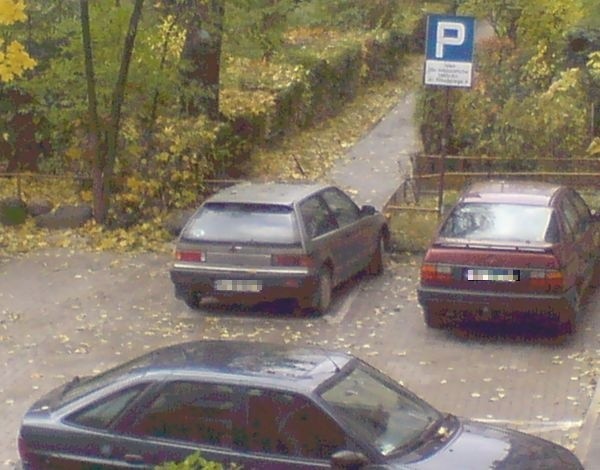 Tak nie powinno się parkować.