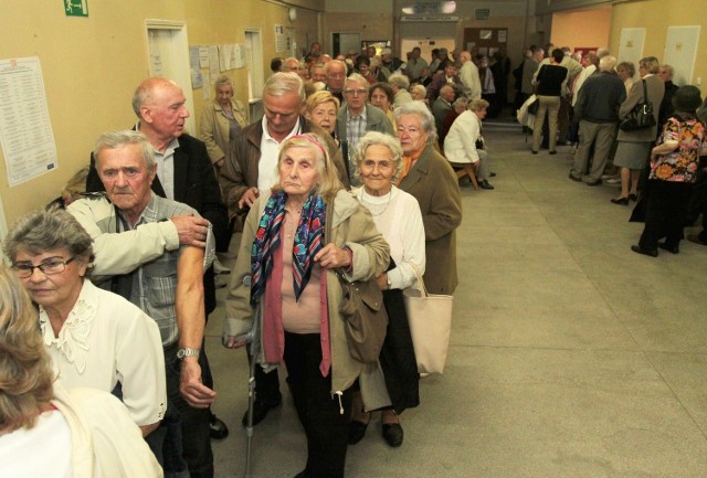 Tak było w poniedziałek o godzinie 14.40. Pierwszego dnia trwania akcji szczepień, po dawki ustawiło się kilkuset radomskich seniorów. 