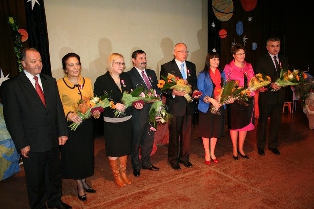 Nauczyciele odznaczeni Medalami za Długoletnią Służbę.