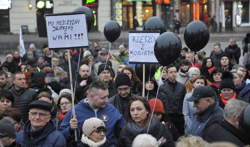 „PiS mi ciąży”, „Rząd nie ciąża, można usunąć”, „Beato,...