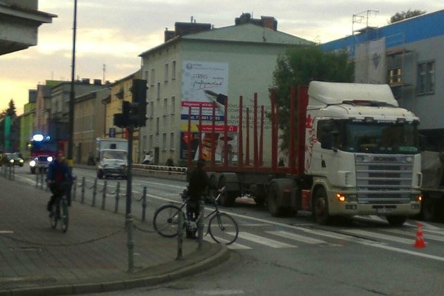 Kierowca dostawczego fiata ducato prawdopodobnie zagapił się i uderzył w tył ciężarówki.