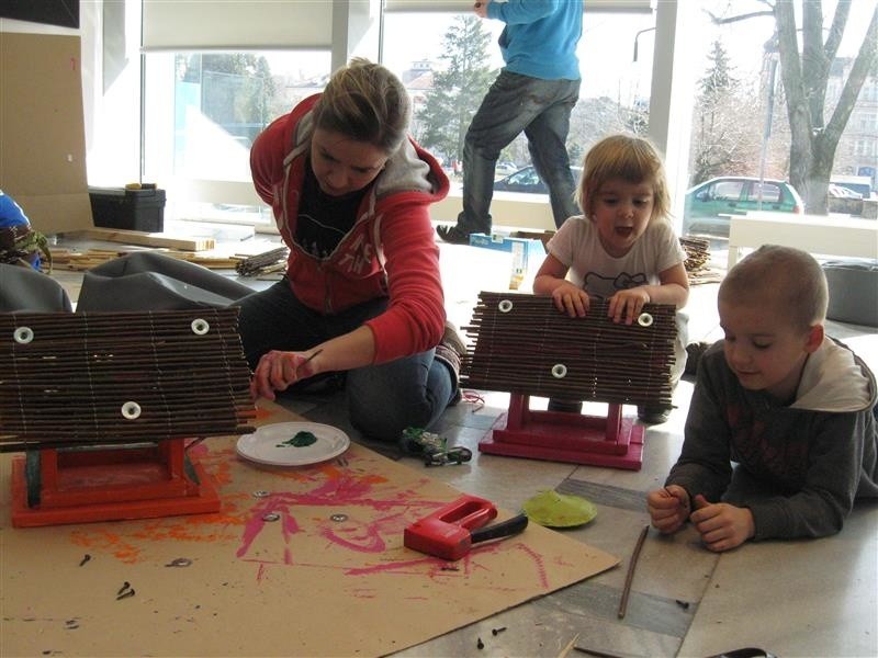 Dzieci tworzyły domki i karmniki dla ptaków.