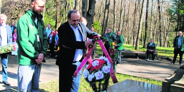 Bogusław Włodarczyk, starosta opatowski składa wiązankę na pomniku Adama Mickiewicza.