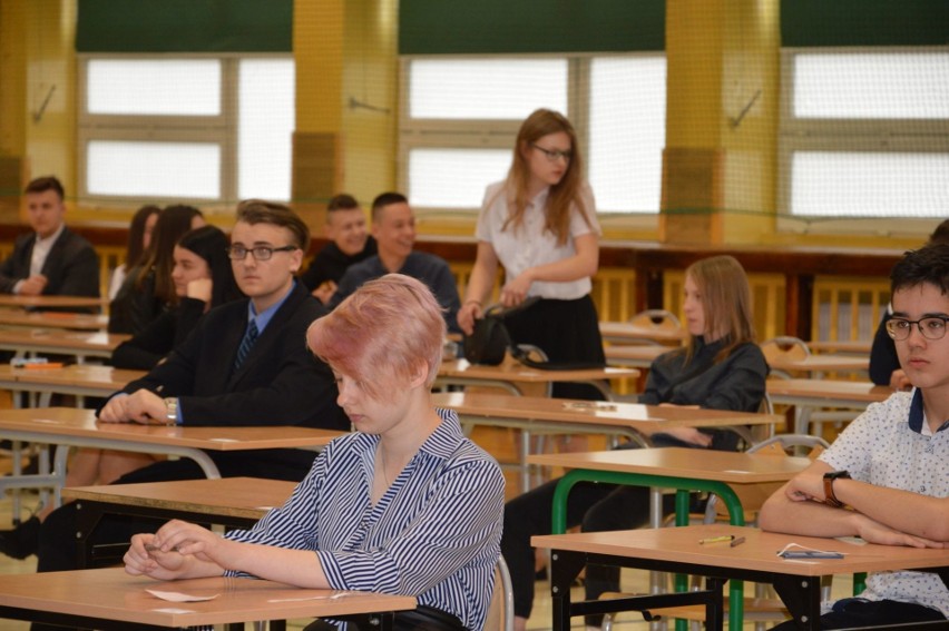 Egzamin Gimnazjalny 2019 - cześć humanistyczna. W Ostrowcu bez zakłóceń. Część nauczycieli zawiesiła strajk [ZDJĘCIA, WIDEO]