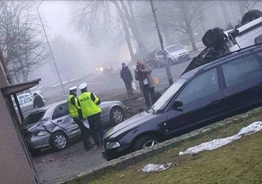 Police: Pijany kierowca staranował murek i dwa auta [zdjęcia]