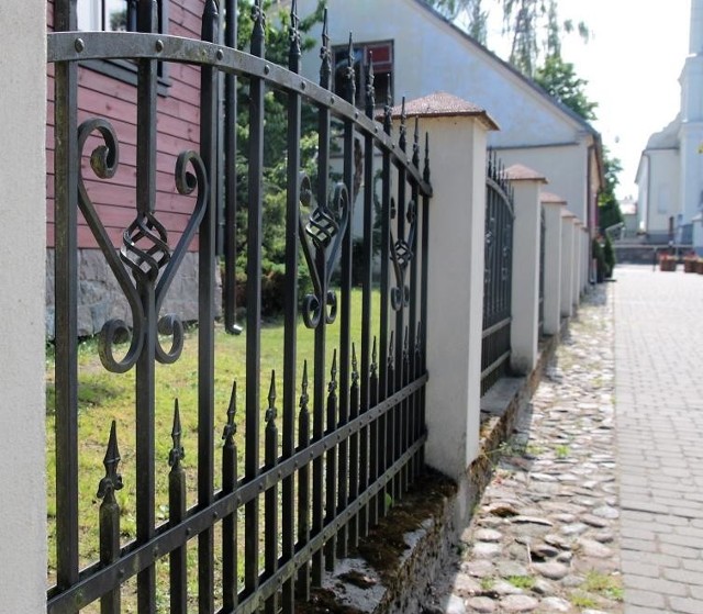 Eleganckie ogrodzenieDekoracyjne przęsło między murowanymi słupkami wygląda bardzo elegancko.